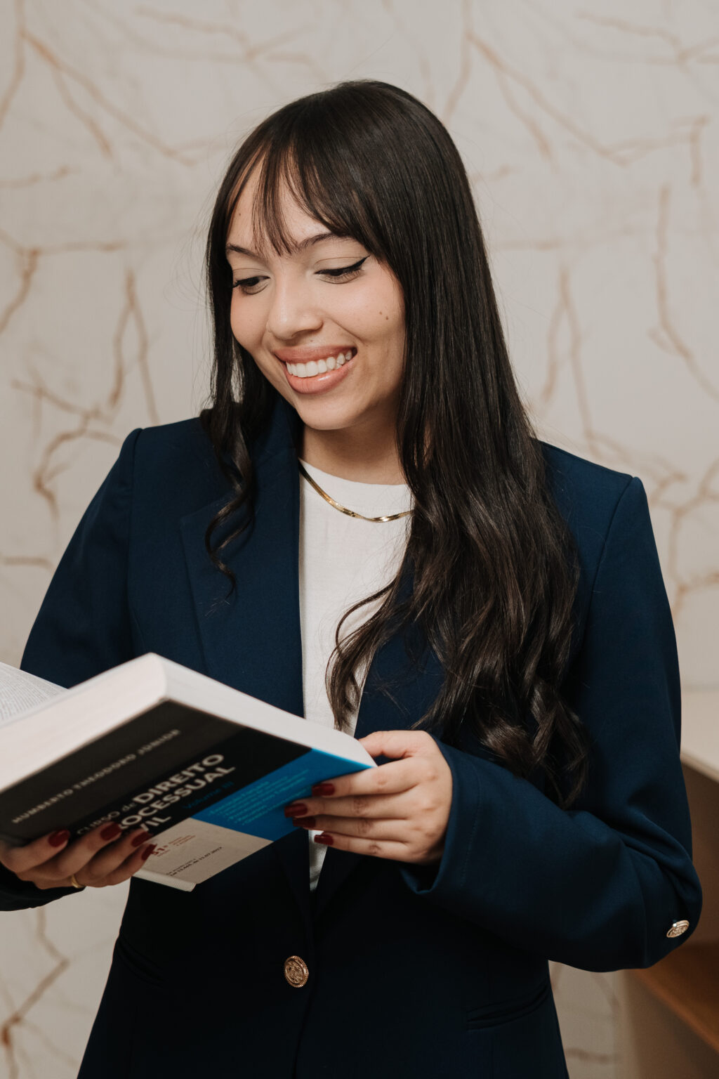 3. Bia livro na mão